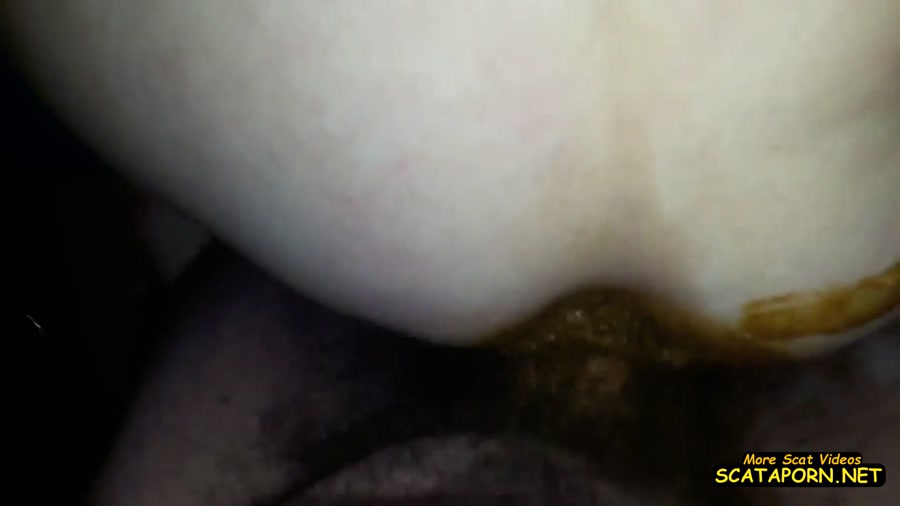 The girl fucks in the ass and shit climbs with her asshole - Amateurs - (12 December 2022 / 265 MB)