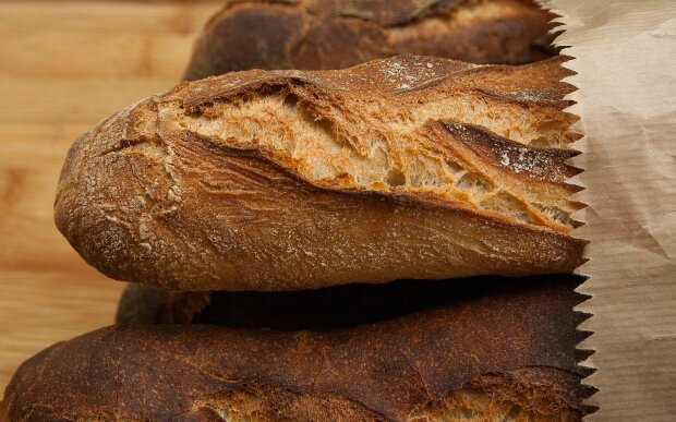 Викидати не потрібно: 4 способи розм'якшити черствий хліб