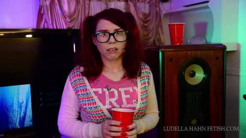 Ludella Hahn - She Mask Transformation Nerd to Babe (148 MB)