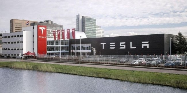 Tesla вже зупинила найом і планує звільнити частину співробітників у 2023 році