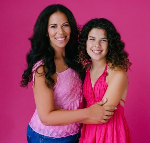 The Portrait Masters – Outdoor and On-Location Photography Mother & Daughter in a Studio Share by Nikki Closser