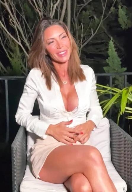 jacquieetmicheltv – Vittoria, 38, a woman of character!
