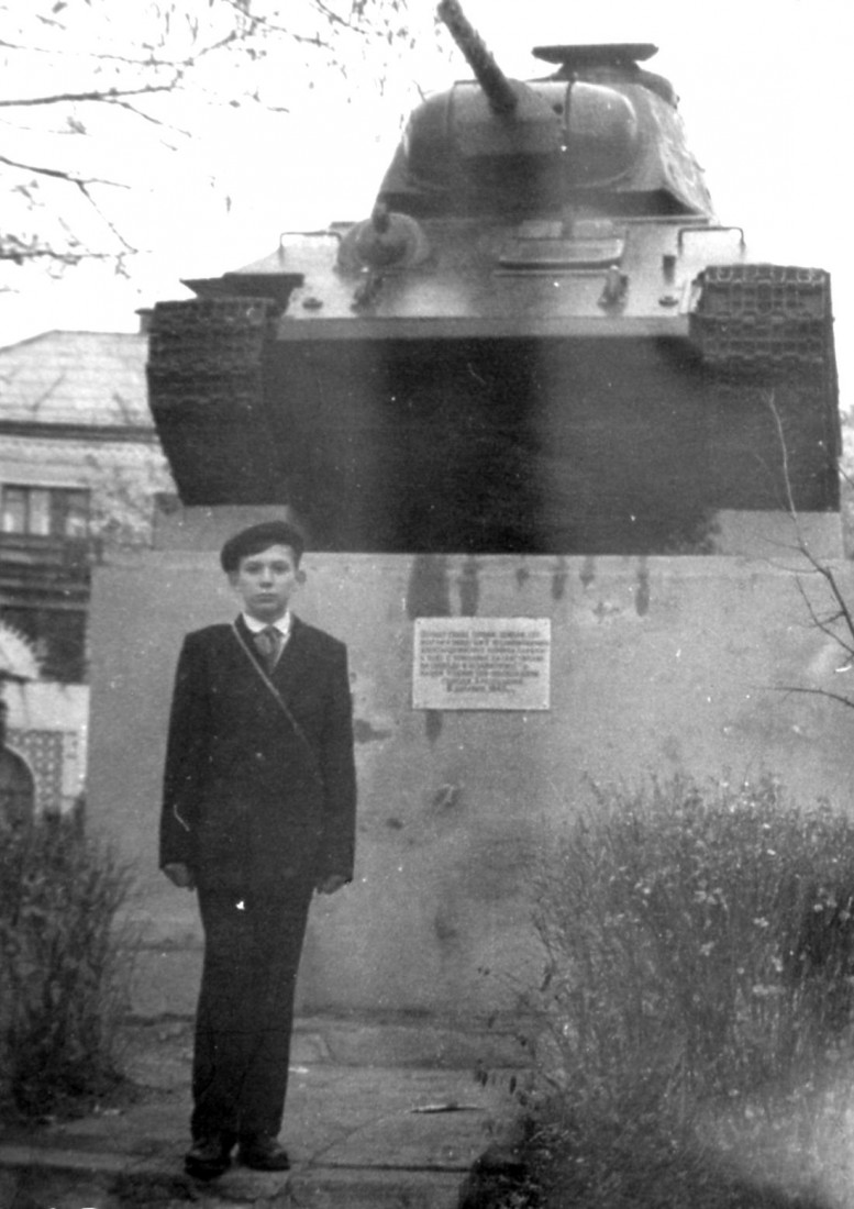 Из отсканированного. Братская могила, танк, памятник Ленину