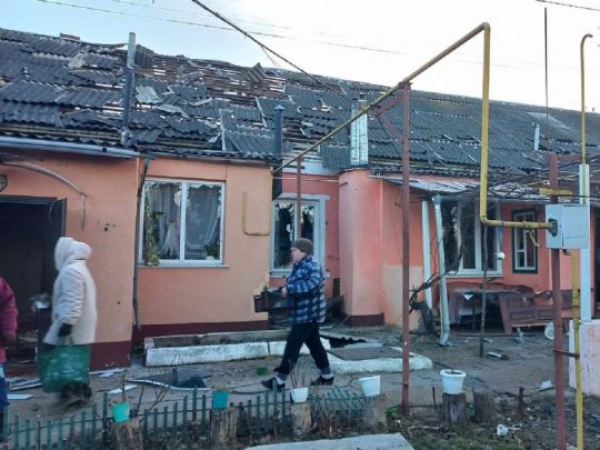 Пряме потрапляння до багатоквартирного будинку: рашисти завдали удару по центру Ворожби на Сумщині(фото)
