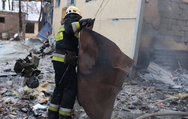 Обстрел Харькова: оккупанты попали в жилой дом, начался пожар