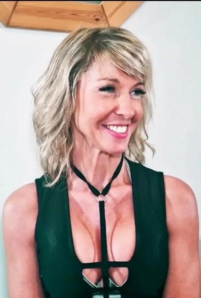 jacquieetmicheltv – Emy, 46, regrets not having tried her luck sooner!