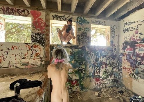 Brille, Poppy - Hot Chicks Painting Graffiti In The Nude On Vacation Risky Public Nudity (2023 | FullHD)
