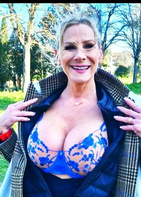 jacquieetmicheltv – Victoria, 47, executive assistant in Paris!