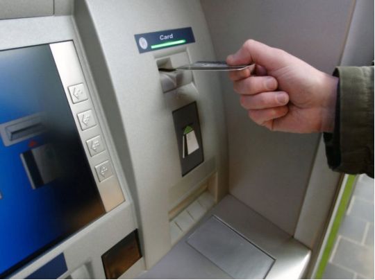 Пенсіонерку залишили без грошей: названо банк, де клієнти не можуть отримати виплати через банкомат