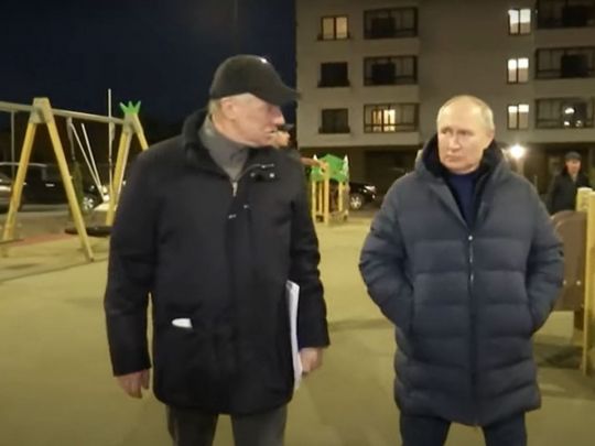 путін катався Маріуполем у куртці за 1,5 млн рублів і порушив ПДР, всупереч заявам Кремля, — ЗМІ