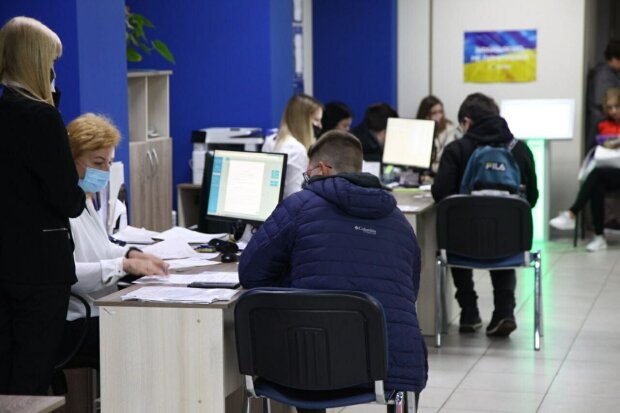 Українцям виплатять 3400 гривень допомоги: хто отримає гроші до кінця квітня