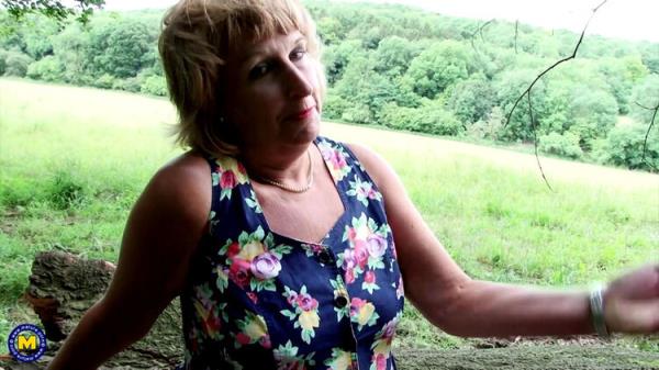 Naughty Granny Rosemary plays with herself outside - Rosemary (EU) (50) [Mature.nl] (FullHD 1080p)