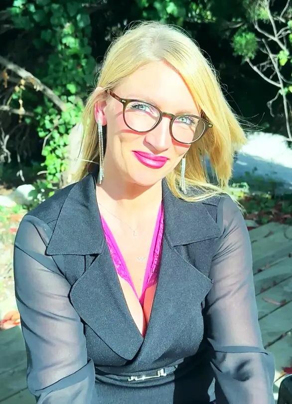 jacquieetmicheltv – Irina, 26, executive assistant!