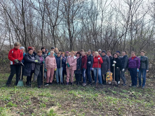 Коллектив МБОУ «Школа № 18 г. Тореза» принял участие в общереспубликанском субботнике