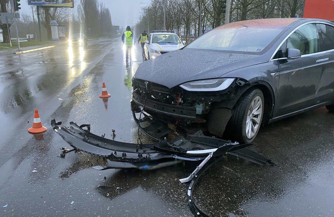 Вісті з Полтави - У Кременчуці автомобіль Tesla зіткнувся з іншою автівкою: пасажирка отримала травми