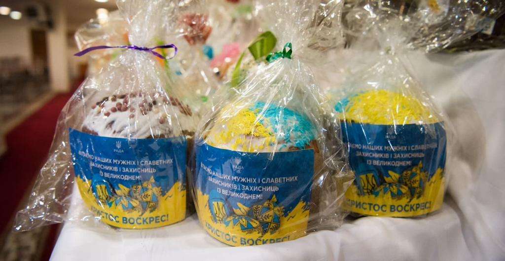 Апарат Верховної Ради України передав волонтерам святкові паски для українських захисників і захисниць
