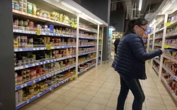 У супермаркетах обвалили ціни на гречку, соняшникову олію та яйця: скільки коштуватимуть продукти українцям