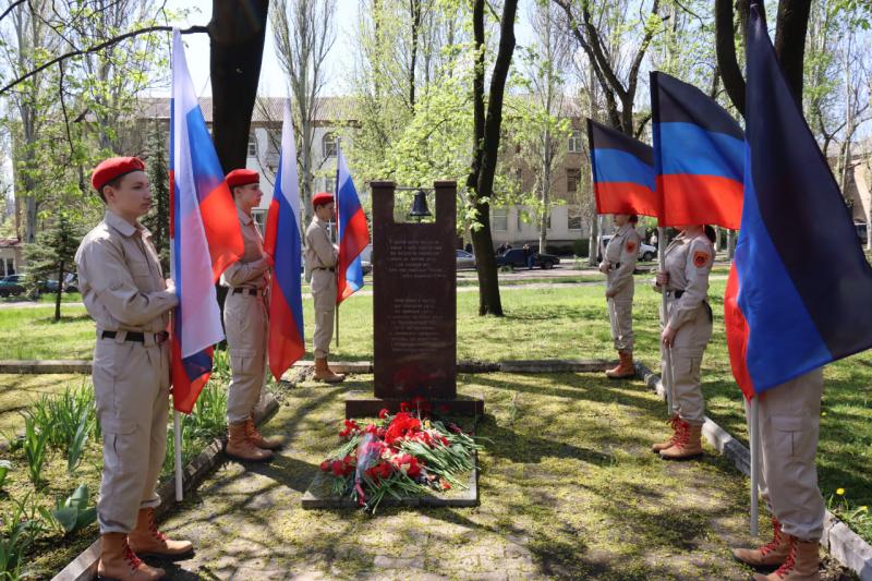 Состоялась торжественная церемония возложения цветов