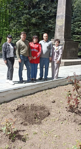 В городе Торезе участники Предварительного голосования ВПП «Единая Россия» приняли участие во Всероссийской акции «Сад Памяти»