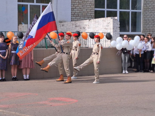 В «МБОУ «Школа № 18 г. Тореза» прошла Линейка Памяти, посвященная 78 годовщине Великой Победы