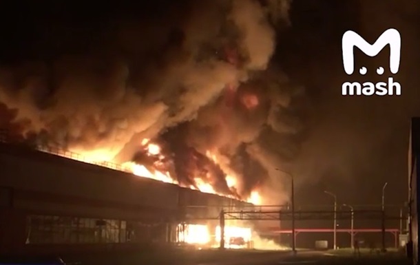 В российском городе Тольятти масштабный пожар: горит фабрика