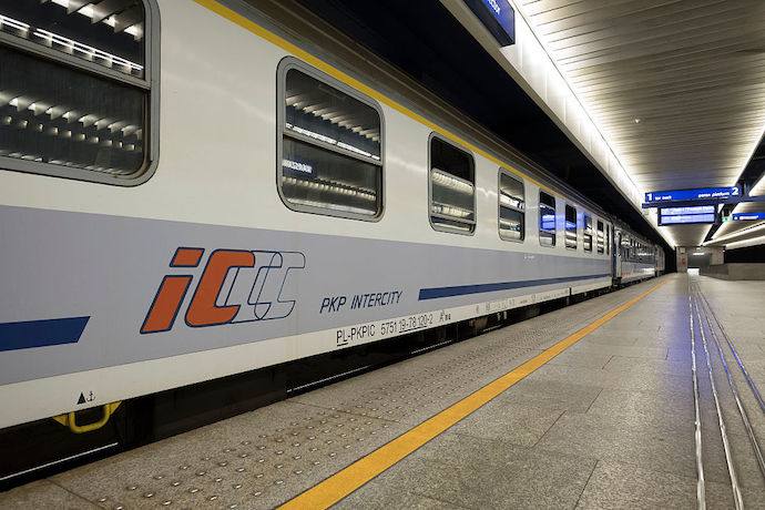 Польська залізниця запроваджує додаткові поїздки до України