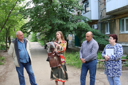 Сход граждан с главой администрации города Тореза