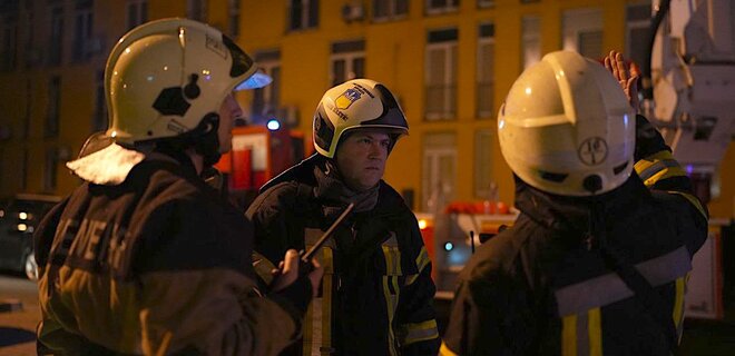 Ночная атака "шахедов" на Киев. Спасатели показали дом, на который упали обломки – фото