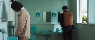 Оставаясь в сумерках (2021)